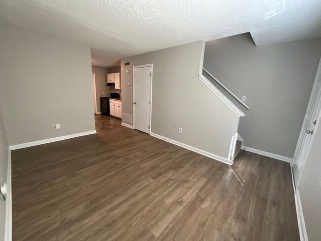 Building Photo - Available now! 2 bed 1 bath townhome near ...