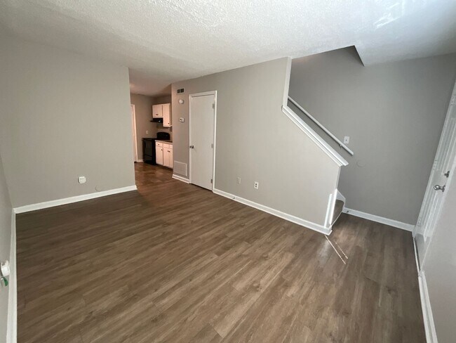 Foto del edificio - Available now! 2 bed 1 bath townhome near ...