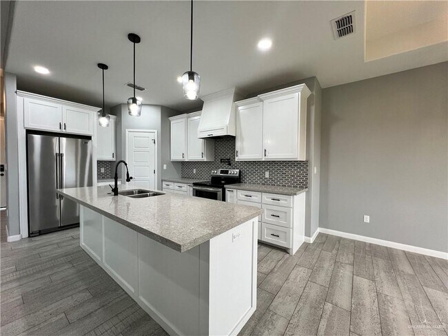 Building Photo - 8802 Swan Lk Dr