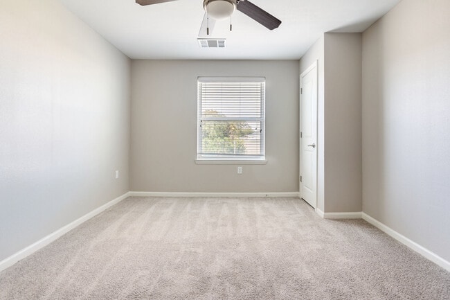 Building Photo - Sansom Pointe Senior