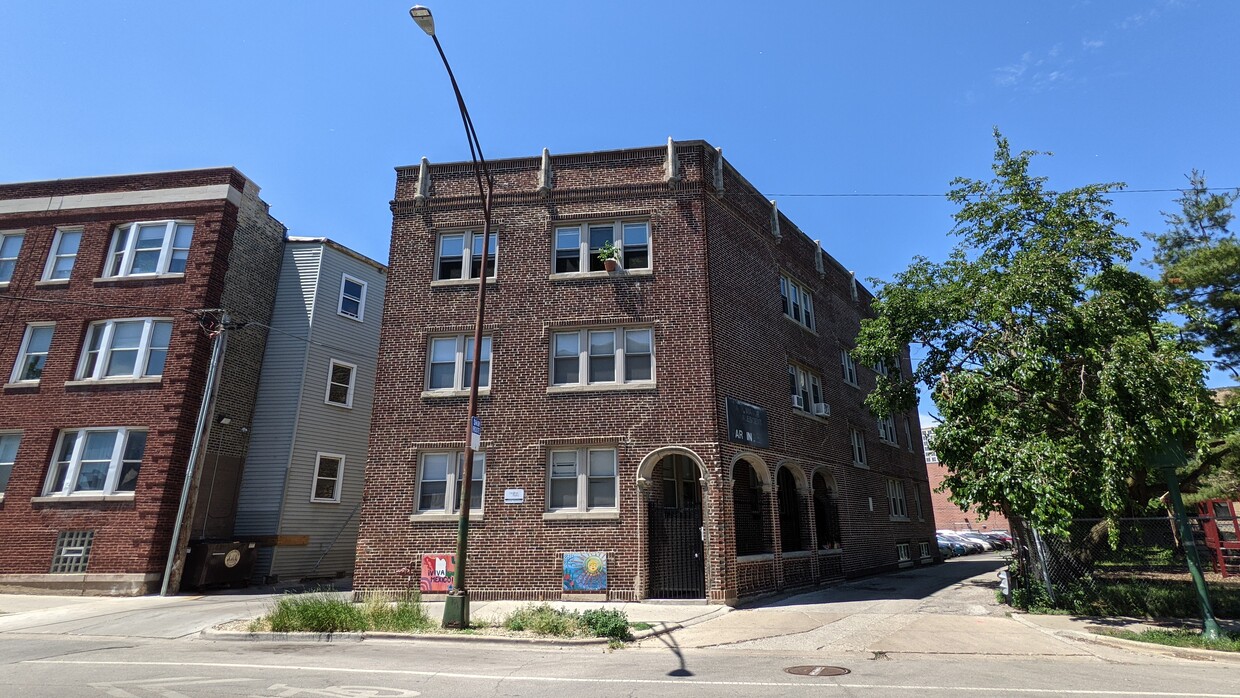 Primary Photo - 7416 N Rogers Ave