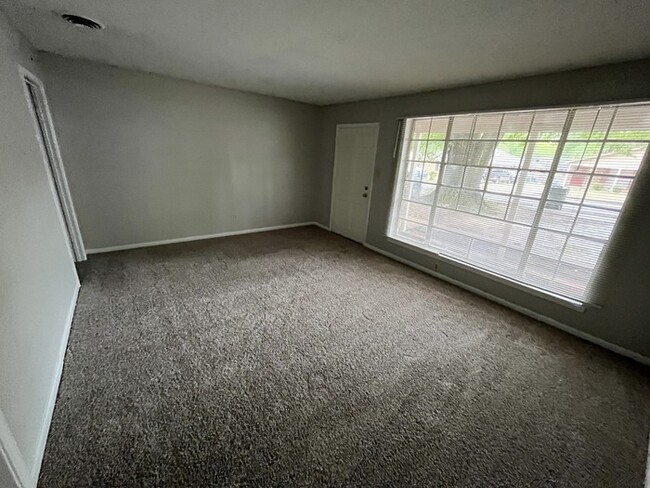 Building Photo - 1136 Railton - Available Now!