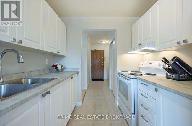 Building Photo - 986 Huron St