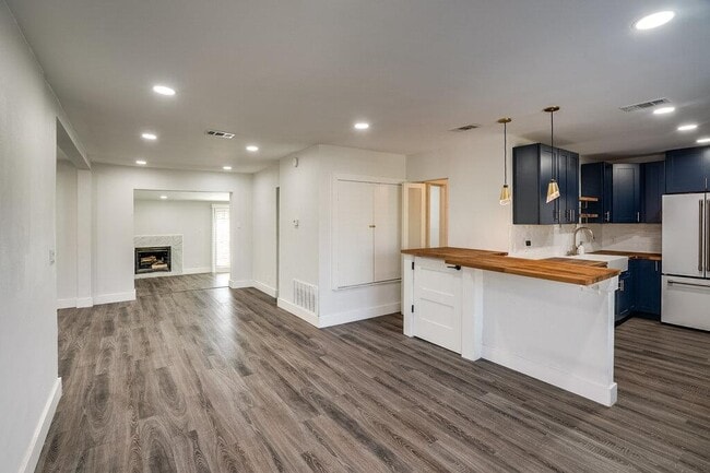 Building Photo - 1043 Springdale Rd