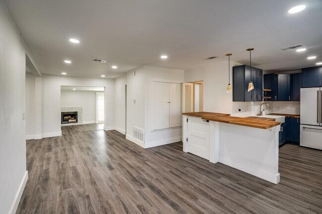 Foto del edificio - 1043 Springdale Rd