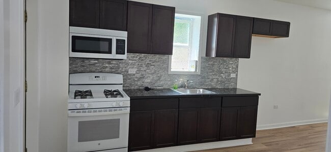 Building Photo - 145 N 21st Ave