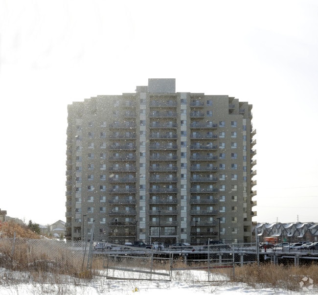 Building Photo - 15 & 245 Lena Crescent