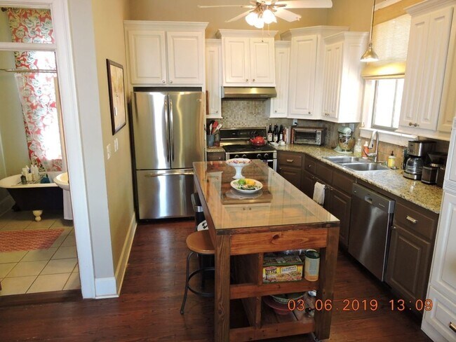 Foto del edificio - Renovated 2BR/1BA cottage in Historic Beauregard Town