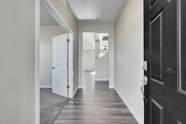 Foto del edificio - $3,340.95 - 5 Bed, 3 Bath Home in Thornton with Cozy Fireplace and Fenced-in Yard