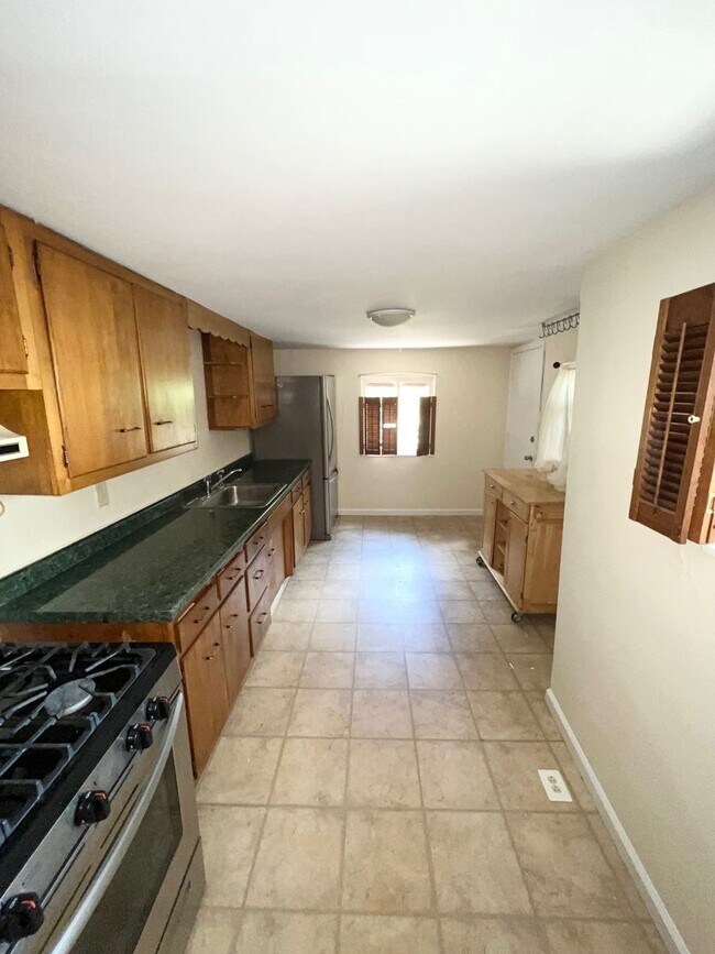 Foto del edificio - SPACIOUS 2 or 3 BEDROOM HOME IN THE HEART OF BLOOMFIELD!
