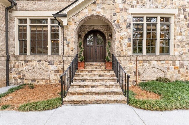 Foto del edificio - 927 Buckingham Cir NW