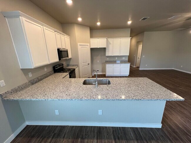 Building Photo - 2030 Kenwood Ave