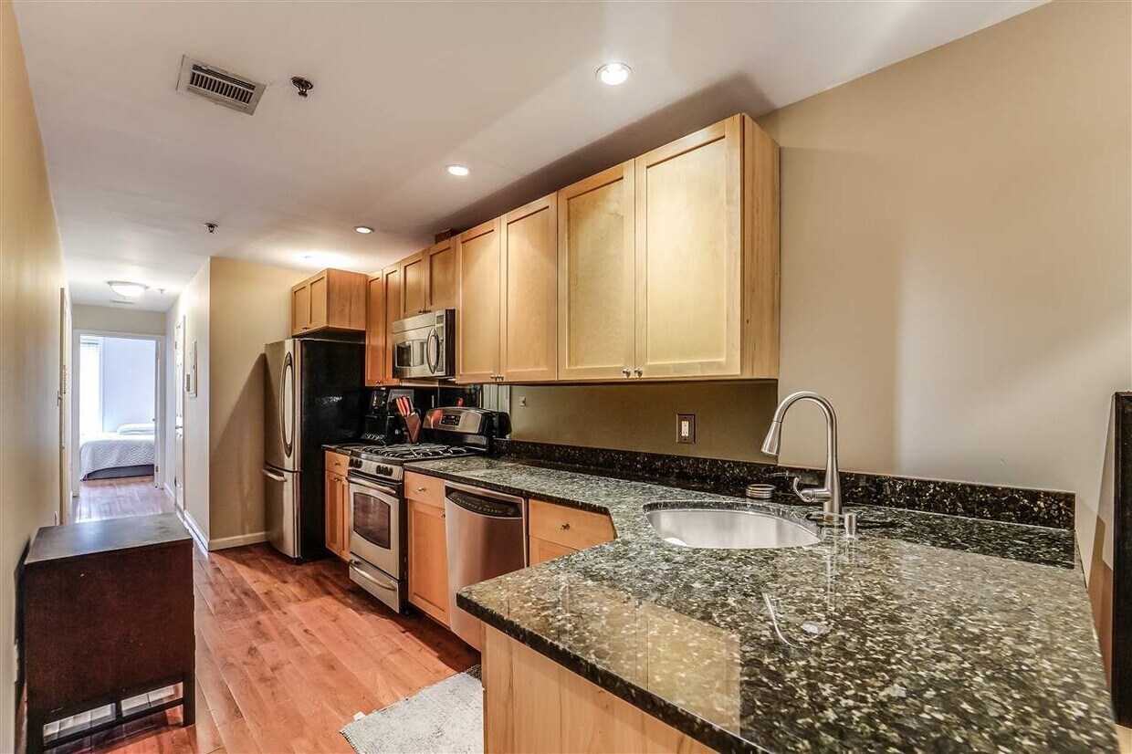 Foto principal - 221 Clinton St