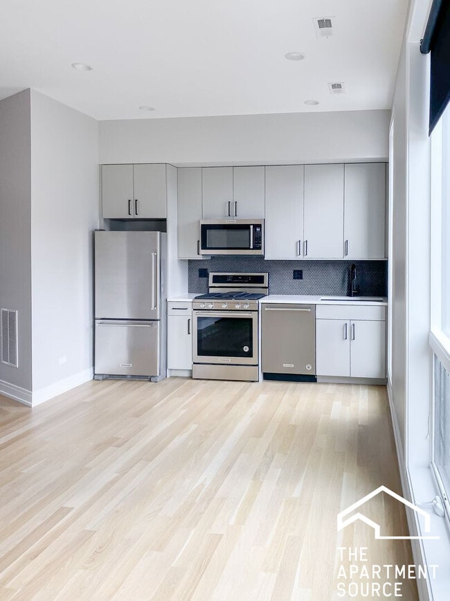 Photo - 1050 W Cornelia Ave Apartment