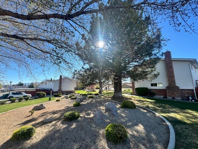 Foto del edificio - Fully updated Two Bedroom with Washer/Dryer