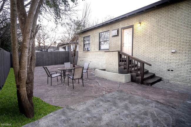 Building Photo - 2 br, 1 bath Apartment - 816 Dakota Street #B