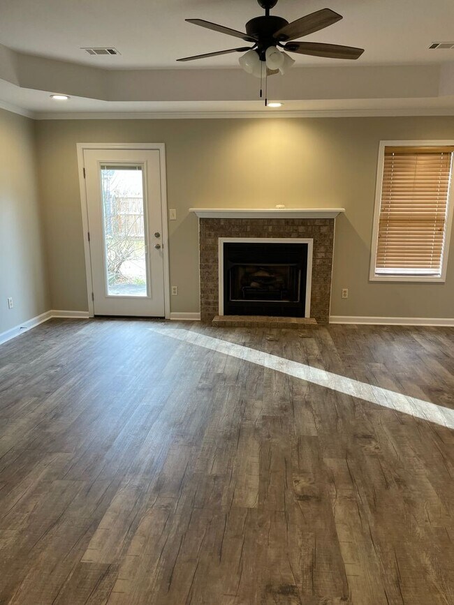 Foto del edificio - 3 Bedroom/ 2Bath Minutes from NEA Available NOW