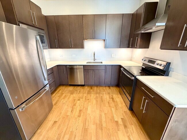 Foto del edificio - 13 W Central St