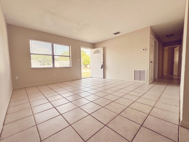 Building Photo - Ready Immediately, 3/1 Pool home, centrall...