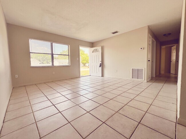 Foto del edificio - Ready Immediately, 3/1 Pool home, centrall...