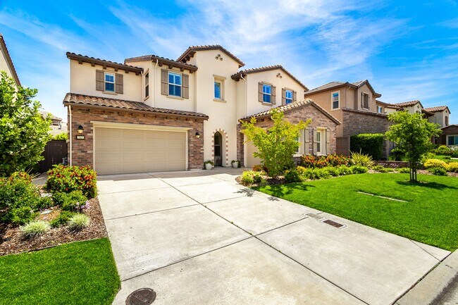 Foto del edificio - Gorgeous Custom Upgraded Serrano Home!