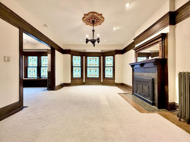 Foto del edificio - 2723-25-25A N Downer