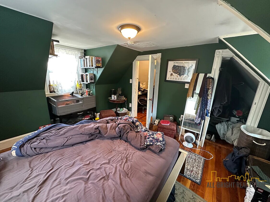 Primary Photo - 136 Brooks St