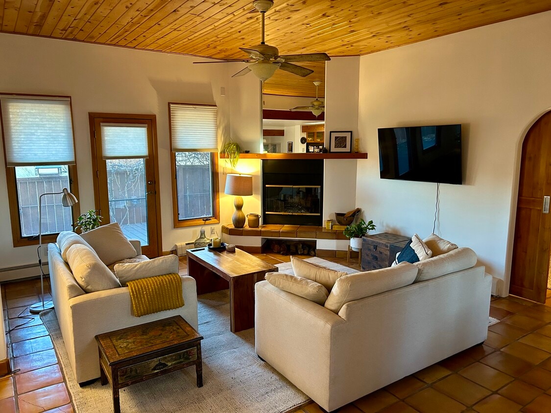 Primary Photo - 2831 Plaza Verde