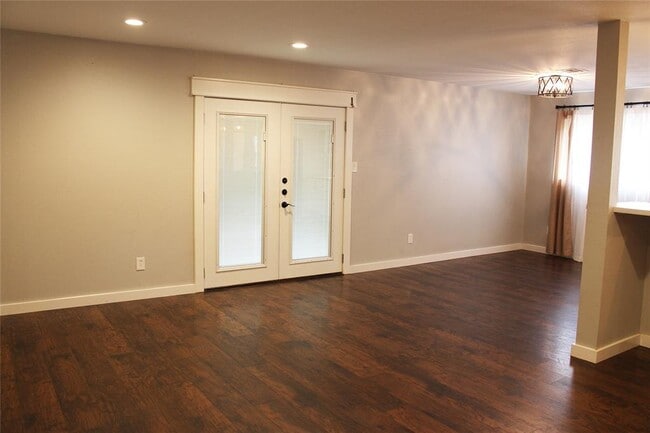 Building Photo - 208 Dawn Ave