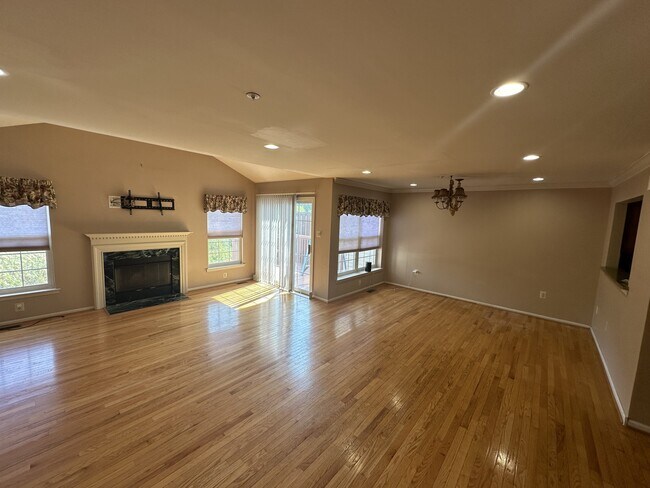 Building Photo - 919 Bentley Ct