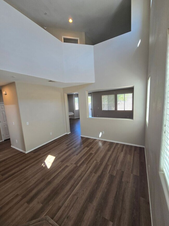 Foto del edificio - Terrific 3 bed + Loft 2 Car Need Space? Th...