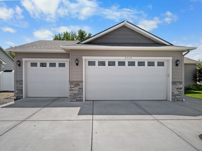 Foto del edificio - Beautiful home 5MILE/Big Yard & Garage (Furnished)