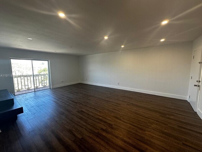 Foto del edificio - 770 NE 128th St