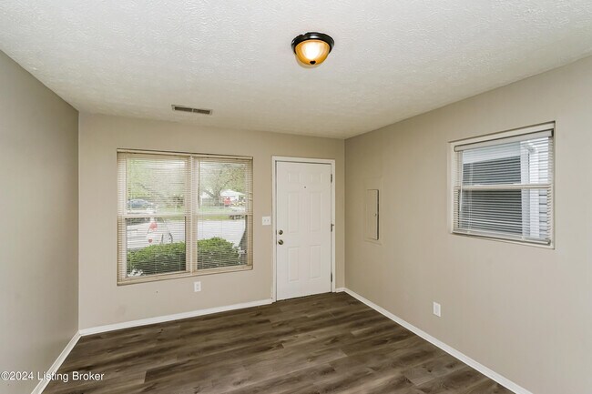 Building Photo - 907 Winkler Ave
