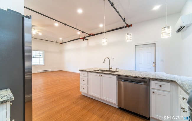 Foto del edificio - 1154 Poquonnock Rd