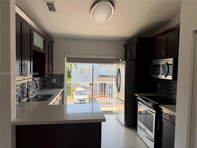 Foto del edificio - 7040 NW 173rd Dr