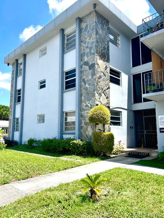 Foto del edificio - 5100 W Flagler St