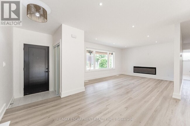 Building Photo - 664 Hiawatha Blvd