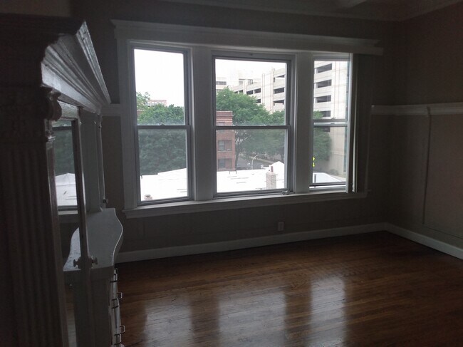 Foto del edificio - 4949 S Forrestville Ave