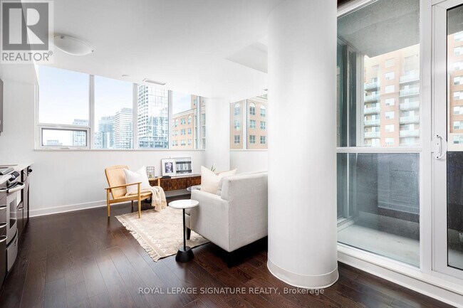 Photo du bâtiment - 320 Richmond St E