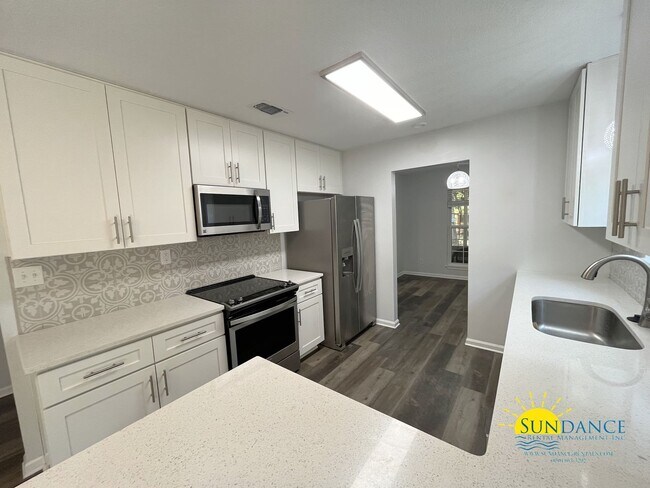 Foto del edificio - Beautifully Renovated 4-Bedroom Home on a ...