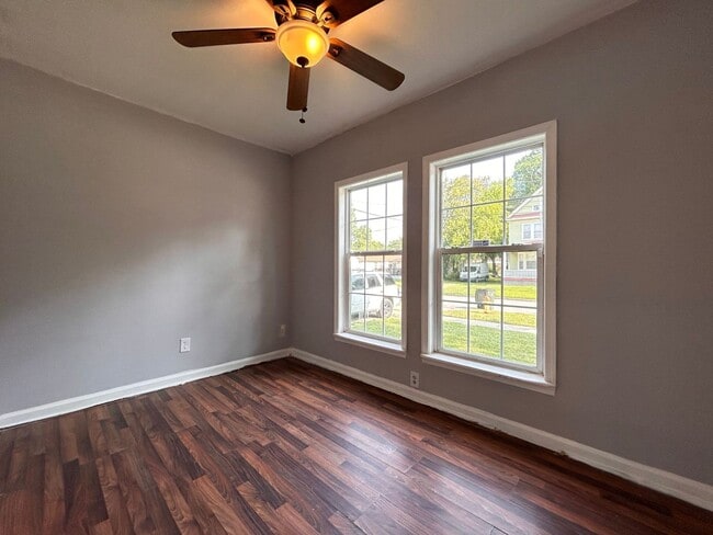 Building Photo - Spacious 4-Bedroom Home W/Sunroom & Large ...