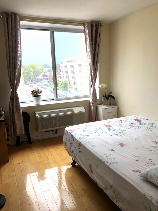 Foto principal - 8115 Queens Blvd