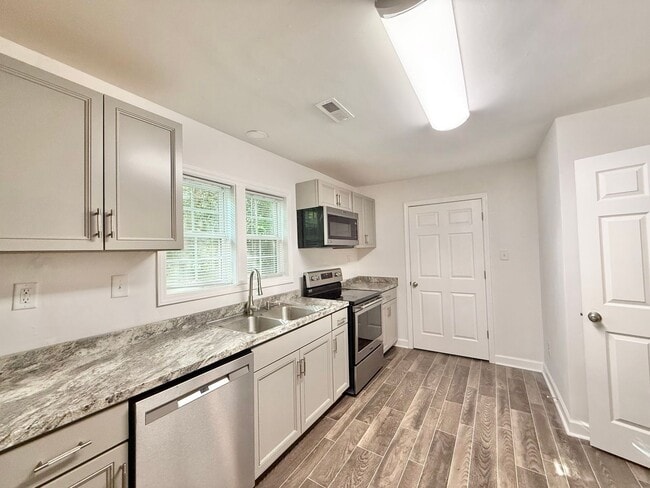 Building Photo - **OFFERING REFUNDABLE APPLICATION FEES & $150 MOVE IN PROMOTION** Newly Remodeled 3BD, 1BA Raleig...