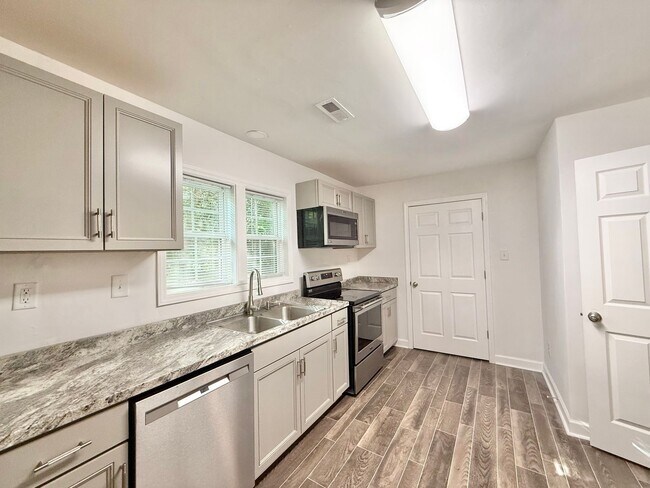 Foto del edificio - **OFFERING REFUNDABLE APPLICATION FEES & $150 MOVE IN PROMOTION** Newly Remodeled 3BD, 1BA Raleig...