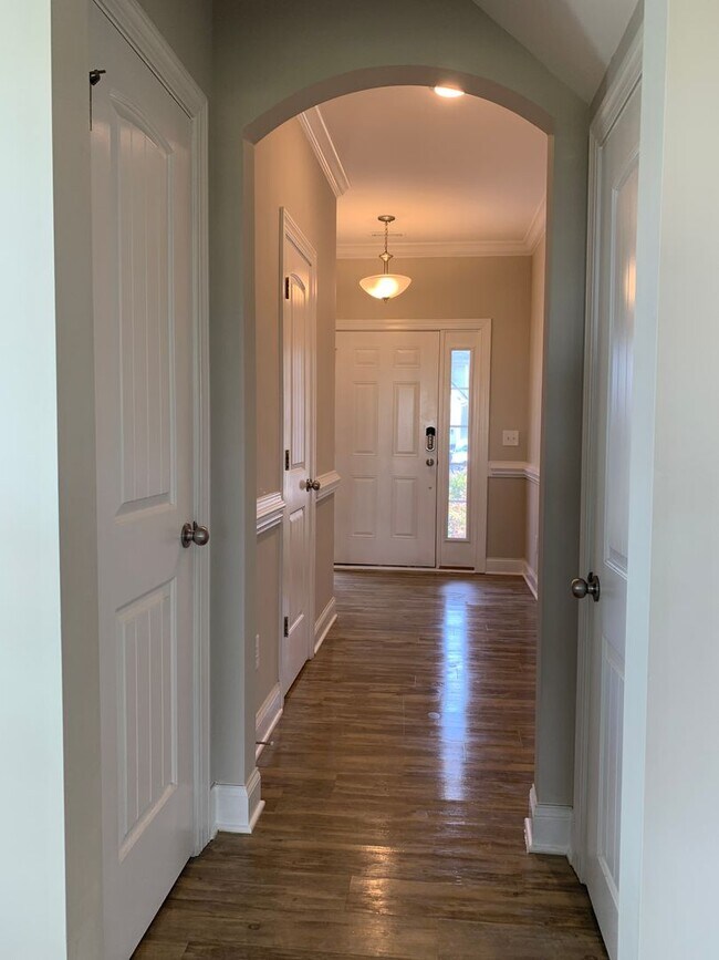 Building Photo - AMAZING LOCATION, Fantastic 4 Bed Home, in...