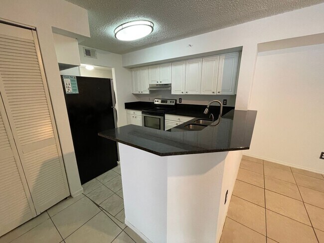 Building Photo - ANNUAL RENTAL 1 BED + DEN/1 BATH AT IBIS CLUB