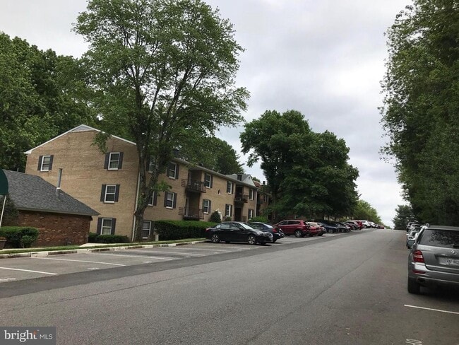 Building Photo - 3901 Lyndhurst Dr
