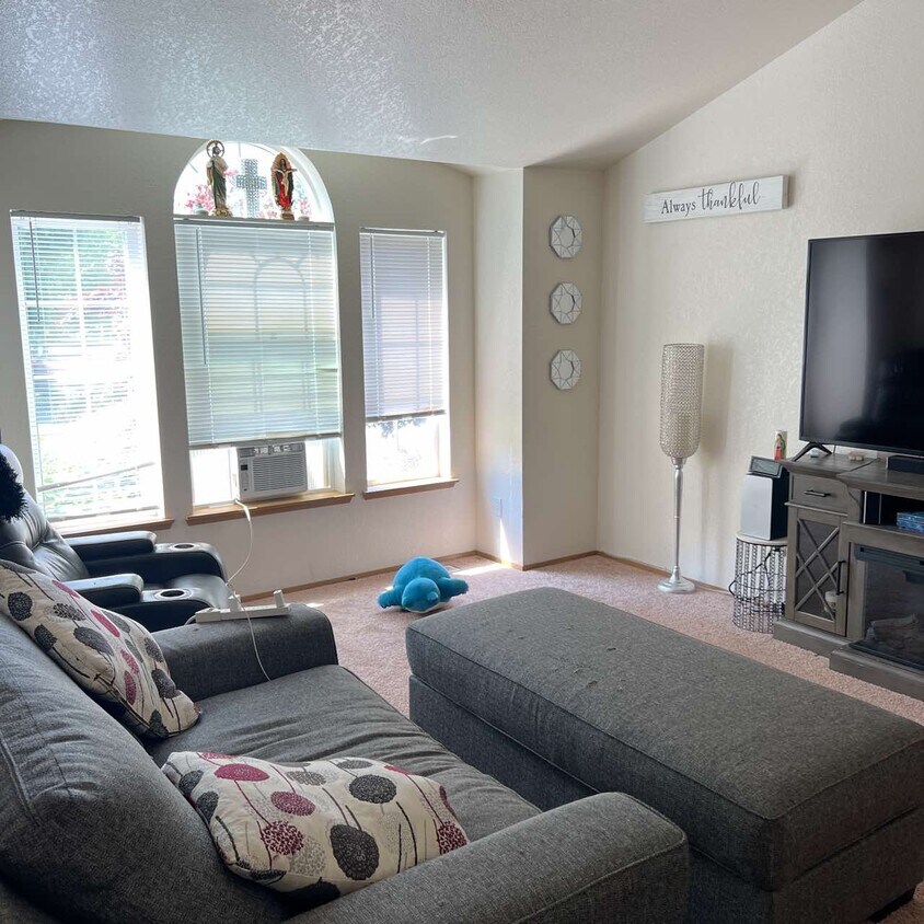 Foto del edificio - 1622 Mapleridge Dr NE
