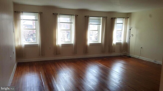 Building Photo - 802 S Broadway